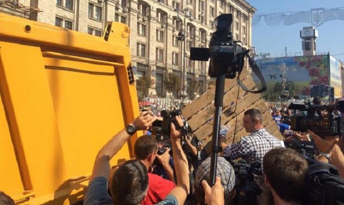 С Майдана убирают палатки и баррикады