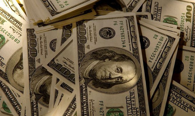 Доллар на межбанке вырос еще на 60 копеек в продаже