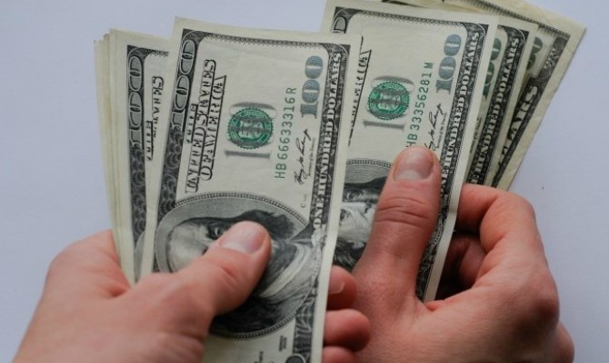 Межбанк закрылся ростом доллара в продаже до 13,60 грн
