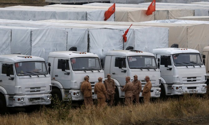 Первые КамАЗы из колонны гуманитарной помощи проходят таможню