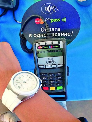 В Украине клиенты банков смогут рассчитываться за покупки с помощью часов