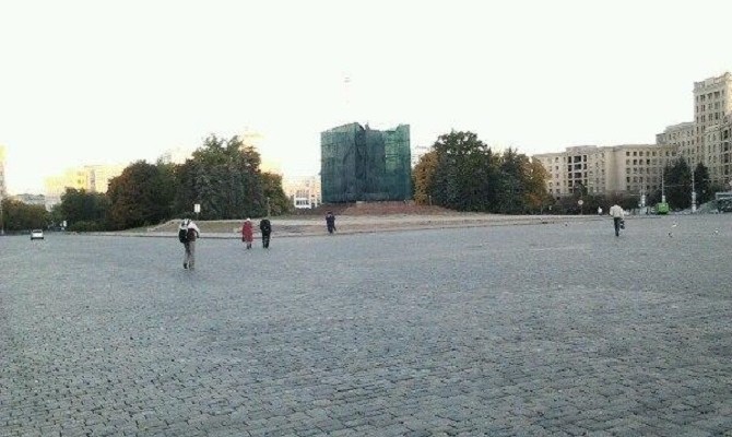 У постамента снесенного Ленина в Харькове установили строительные леса