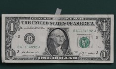 Курс доллара на закрытии межбанка продолжил снижаться в продаже