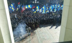 Демонстранты разбили окно в Раде и подрались с правоохранителями