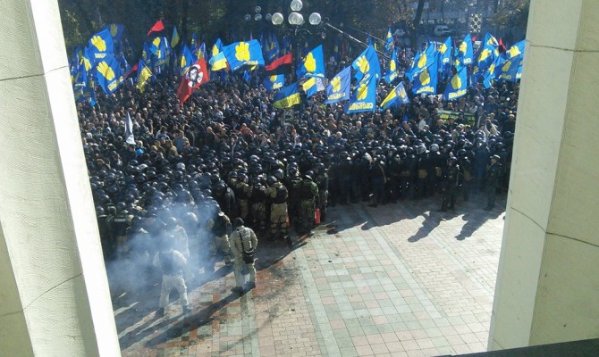 Демонстранты разбили окно в Раде и подрались с правоохранителями