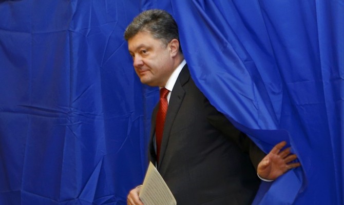 Poroshenko votes for renewal of power, hopes to form new government