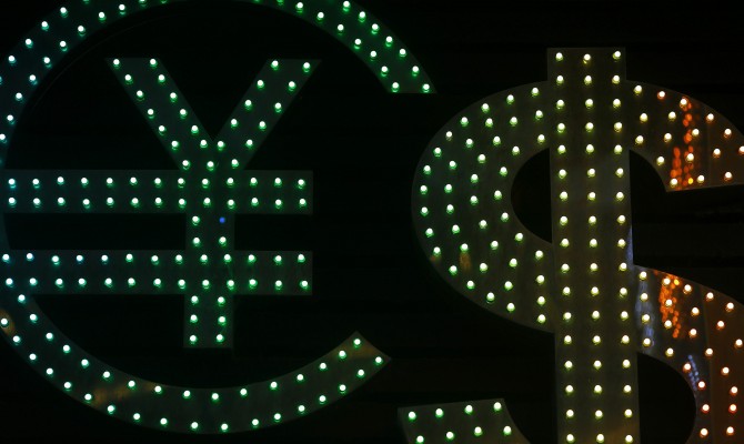 Курс доллара на закрытии межбанка продолжил снижаться