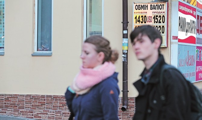 Рост курса доллара съел доход банков