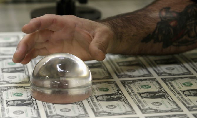 На межбанке доллар резко упал в продаже на 18 копеек