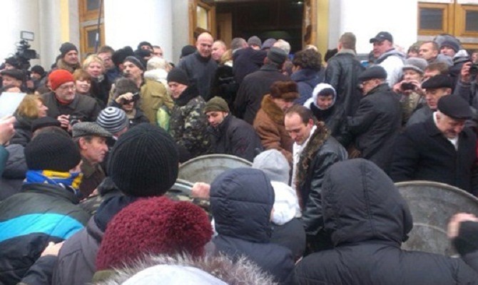 В Виннице активисты взяли штурмом здание облсовета