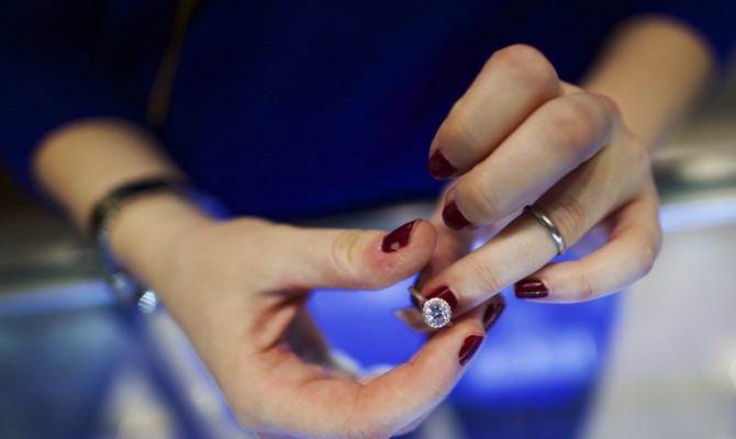 За месяц алмазы подешевели почти на четверть