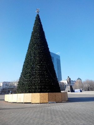 В центре Донецка поставили елку