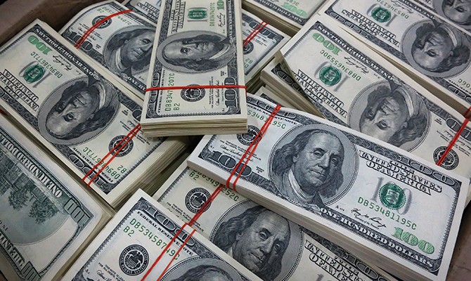 Беларусь решила вести расчеты с Россией в долларах