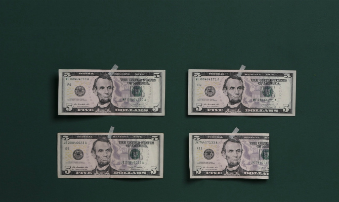 Крупные продавцы доллара вернулись на черный рынок: курс валюты продолжил падение