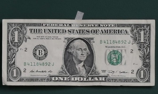 В канун Нового года доллар незначительно подешевел на черном рынке