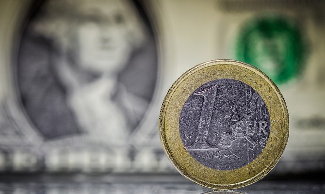Евро упал до минимума за 9 лет