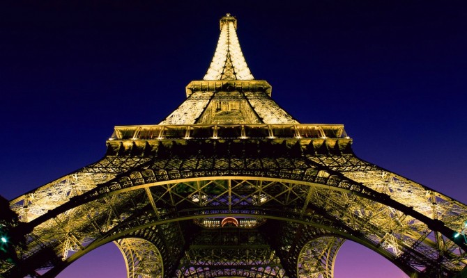 Более десяти человек погибли из-за стрельбы в центре Парижа