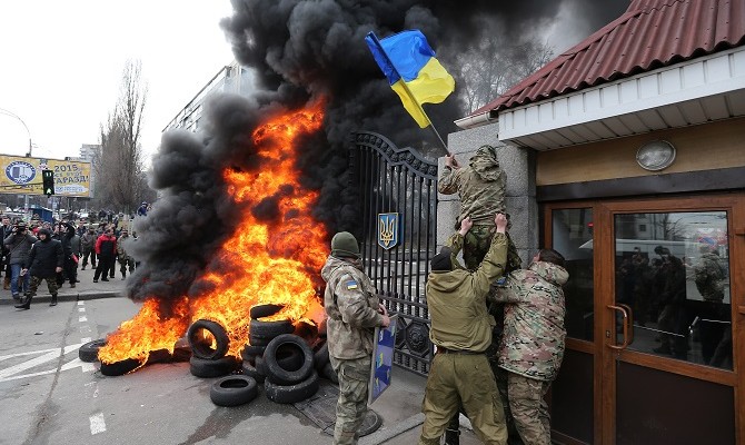 «Айдаровцы» перекрывали движение возле здания Минобороны в Киеве