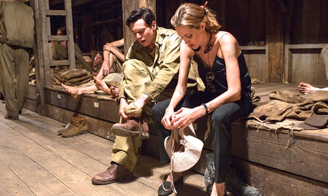 Премьеры недели. В прокат выходит «Несломленный» Анджелины Джоли — по-голливудски выхолощенная биография Луи Замперини