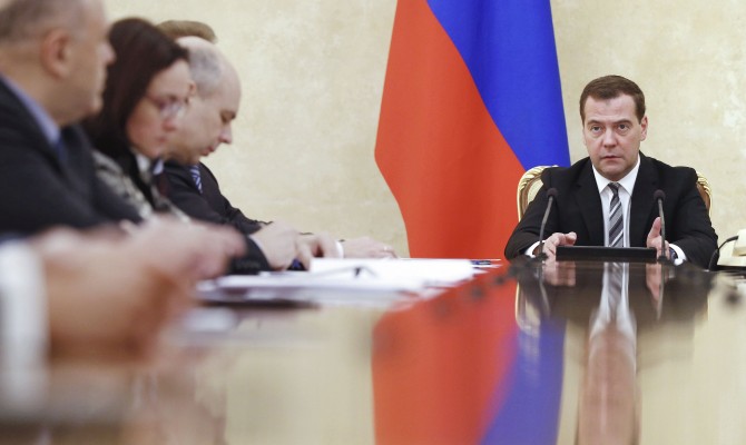 Медведев поручил продумать поставку газа на Донбасс