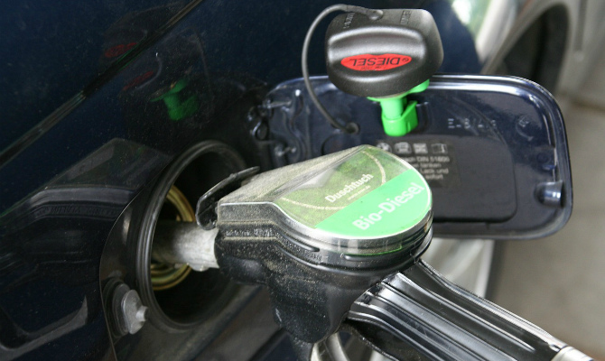 Цены на АЗС продолжают падать: бензин подешевел еще на 1,5 грн