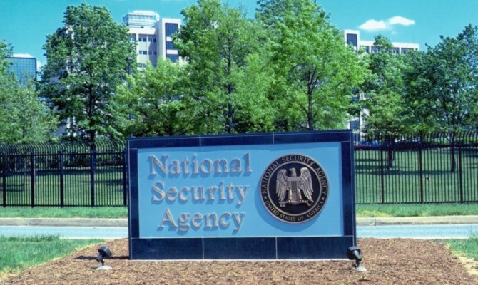 На Агентство нацбезопасности США напали вооруженные мужчины в юбках