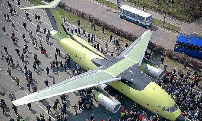 В Киеве представили новый транспортный самолет Ан-178