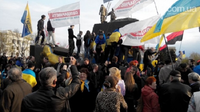 В центре Краматорска снесли памятник Ленину