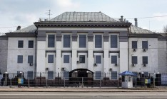 Российское посольство в Киеве обнесли дополнительным забором и колючей проволокой