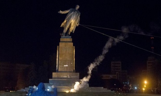 В Харькове снесли два памятника Ленину
