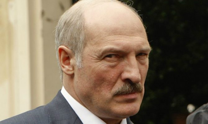 Лукашенко отказался ехать на парад в Москву