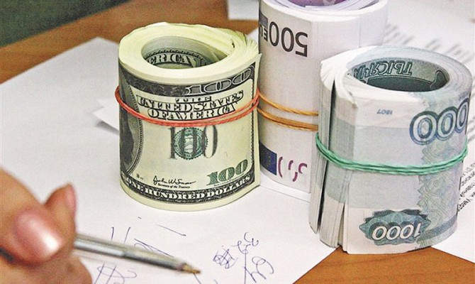 После резкого падения курс доллара снова взлетел на межбанке