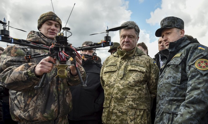 Армия не будет переходить в наступление, - Порошенко