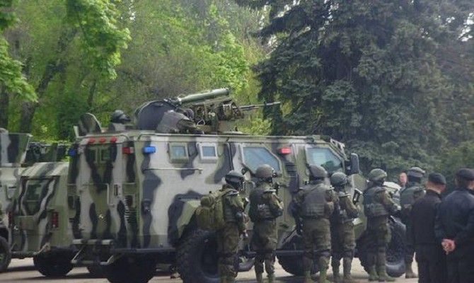 В Одессу стянули технику и сотни военных