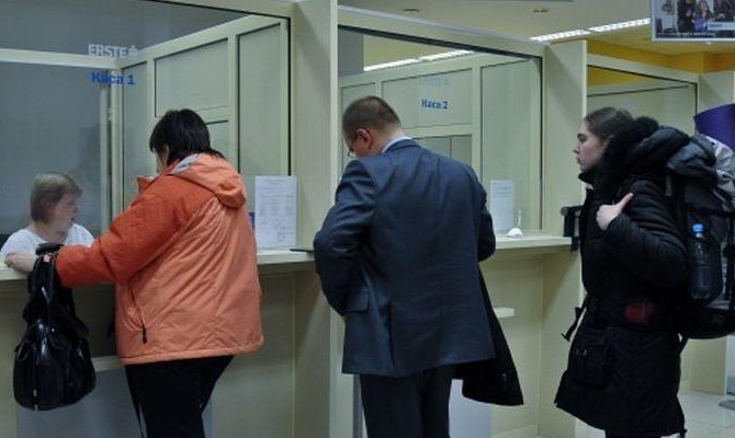 Украинцы продолжают выносить деньги из банков