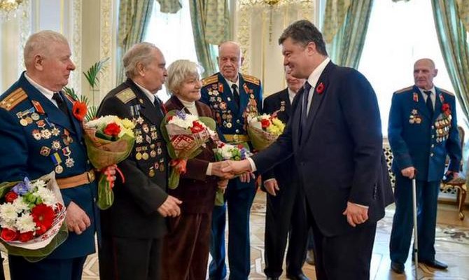 Порошенко наградил ветеранов медалью «70 лет Победы над нацизмом»