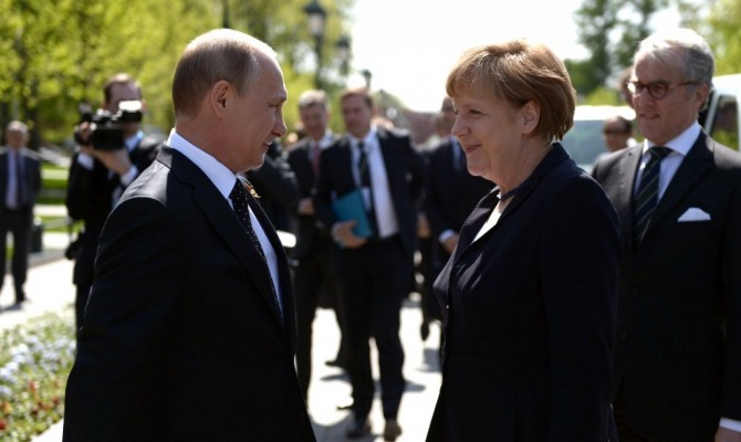 Путин призвал Меркель к скорейшему решению проблем в отношениях России и Германии