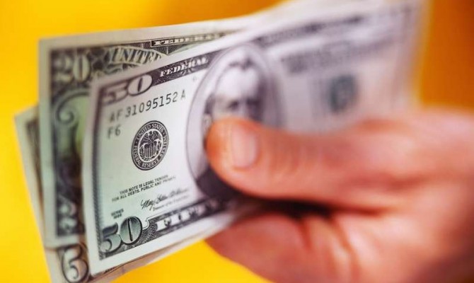 Курс доллара на межбанке упал еще ниже