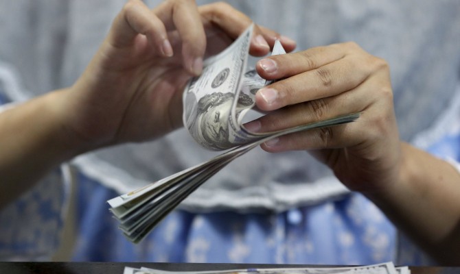 На черном рынке доллар катится вниз