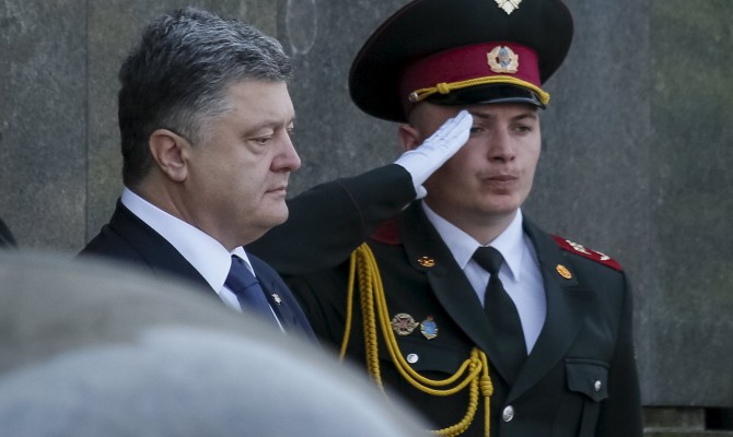 Порошенко пообещал внести изменения в закон об УПА