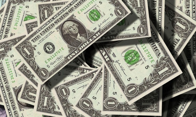 Доллар на межбанке продолжает дешеветь
