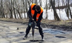 «Укравтодор» обещает закончить ямочный ремонт дорог к июлю