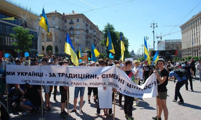 Противники Марша равенства провели шествие по Крещатику