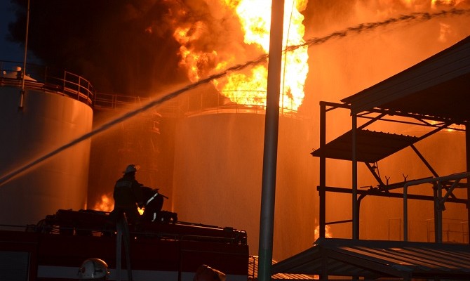 Пожар на нефтебазе под Киевом продолжается, пострадали 5 человек