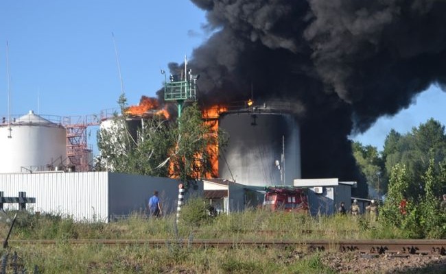 На горящей нефтебазе под Киевом произошел мощный взрыв
