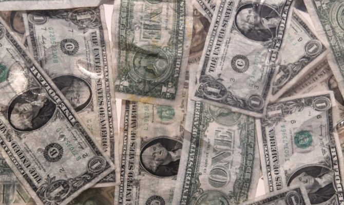 Доллар на черном рынке снова начал дешеветь