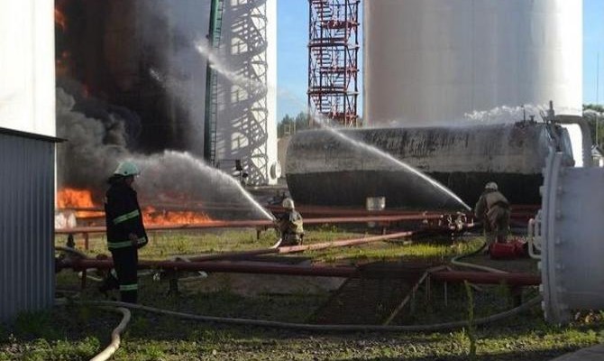 На нефтебазе под Киевом потушили еще две цистерны