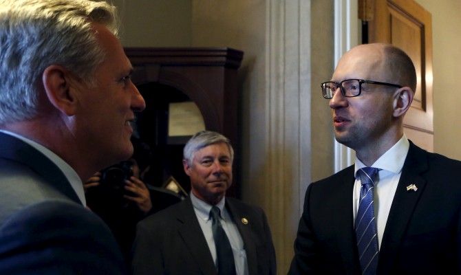 Яценюк: Украина настаивает на реструктуризации долгов на своих условиях