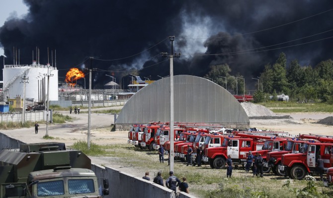 Из цистерн горящей нефтебазы началась откачка нефтепродуктов