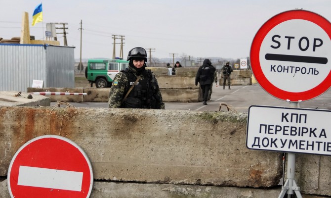 Кабмин обязал иностранцев получать спецразрешения для въезда в Крым с территории Украины